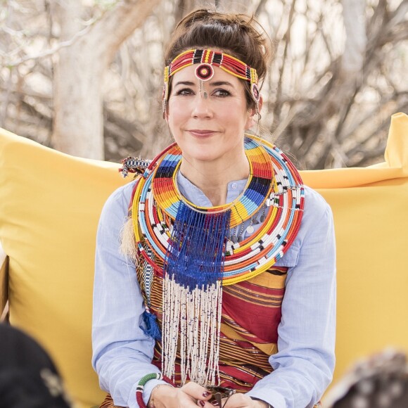 La princesse Mary de Danemark en habit traditionnel lors de sa visite dans la réserve naturelle de Kalama lors de son voyage au Kenya le 27 novembre 2018.