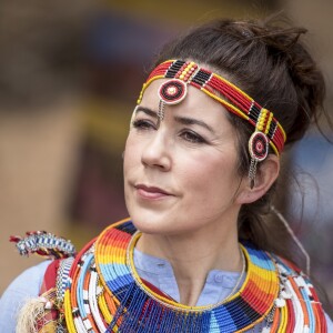 La princesse Mary de Danemark en habit traditionnel lors de sa visite dans la réserve naturelle de Kalama lors de son voyage au Kenya le 27 novembre 2018.