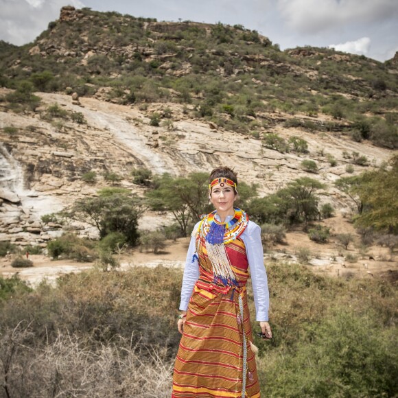 La princesse Mary de Danemark en habit traditionnel lors de sa visite dans la réserve naturelle de Kalama lors de son voyage au Kenya le 27 novembre 2018.