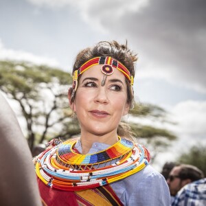La princesse Mary de Danemark en habit traditionnel lors de sa visite dans la réserve naturelle de Kalama lors de son voyage au Kenya le 27 novembre 2018.
