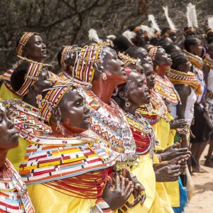 La princesse Mary de Danemark en habit traditionnel lors de sa visite dans la réserve naturelle de Kalama lors de son voyage au Kenya le 27 novembre 2018.