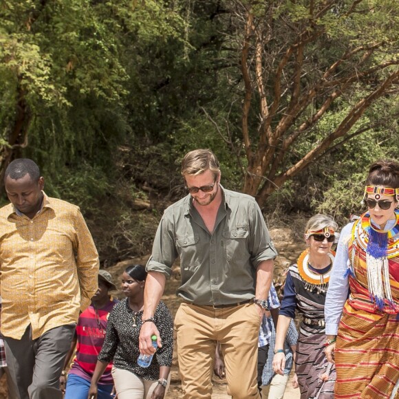 La princesse Mary de Danemark en habit traditionnel lors de sa visite dans la réserve naturelle de Kalama lors de son voyage au Kenya le 27 novembre 2018.