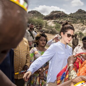 La princesse Mary de Danemark en habit traditionnel lors de sa visite dans la réserve naturelle de Kalama lors de son voyage au Kenya le 27 novembre 2018.