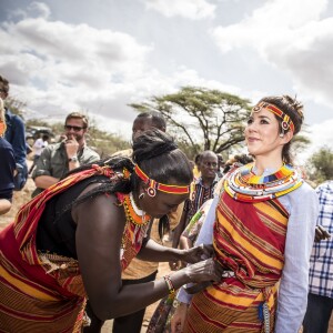 La princesse Mary de Danemark en habit traditionnel lors de sa visite dans la réserve naturelle de Kalama lors de son voyage au Kenya le 27 novembre 2018.