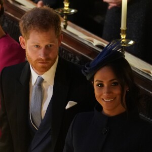 Meghan Markle (duchesse de Sussex), enceinte, et le prince Harry en la chapelle Saint-George au château de Windsor le 12 octobre 2018 lors du mariage de la princesse Eugenie d'York et de Jack Brooksbank.