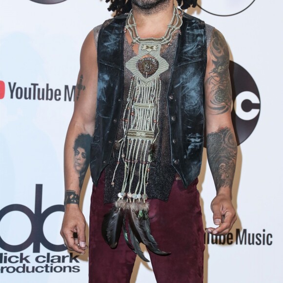 Lenny Kravitz au photocall de la pressroom des American Music Awards au théâtre Microsoft à Los Angeles le 9 octobre 2018.