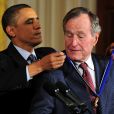  George H.W. Bush recevant des mains de Barack Obama la Médaille de la Liberté le 15 février 2011 à la Maison Blanche à Washington. L'ancien président des Etats-Unis est mort à l'âge de 94 ans le 30 novembre 2018. 