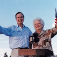 George H.W. Bush et Barbara Bush en visite aux troupes américaines en Arabie saoudite pour Thanksgiving le 22 novembre 1990. L'ancien président des Etats-Unis est mort à l'âge de 94 ans le 30 novembre 2018. 