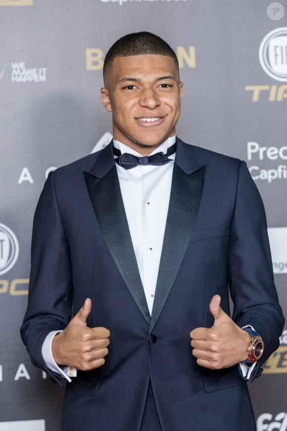 Kylian Mbappé (Paris Saint-Germain Trophée Kopa, recomposant le meilleur joueur de moins de 21 ans) - Tapis rouge de la cérémonie du Ballon d'or France Football 2018 au Grand Palais à Paris, France, le 3 décembre 2018 © Cyril Moreau/Bestimage