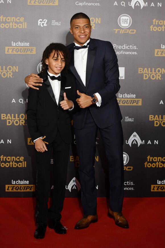Kylian Mbappé (Paris Saint-Germain Trophée Kopa, recomposant le meilleur joueur de moins de 21 ans) et son frère Ethan - Tapis rouge de la cérémonie du Ballon d'or France Football 2018 au Grand Palais à Paris, France, le 3 décembre 2018.