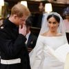 Le prince Harry et Meghan Markle (en robe de mariée Givenchy), duc et duchesse de Sussex, en la chapelle St. George au château de Windsor après leur mariage le 19 mai 2018.