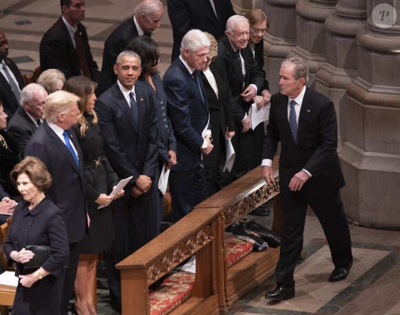George W. Bush salue les anciens présidents Obama, Clinton et Carter - Obsèques de George H.W. Bush à la National Cathedral, Washington, le 5 décembre 2018.