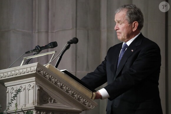 George W. Bush en larmes - Obsèques de George H.W. Bush à la National Cathedral, Washington, le 5 décembre 2018.