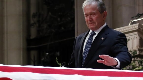 Obsèques de George H.W. Bush : Larmes et rires de son fils auprès des Obama