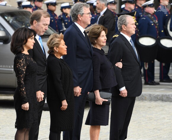Georrge W. Bush, Jeb Bush et Neil Bush avec leurs femmes - Obsèques de George H.W. Bush à la National Cathedral, Washington, le 5 décembre 2018.