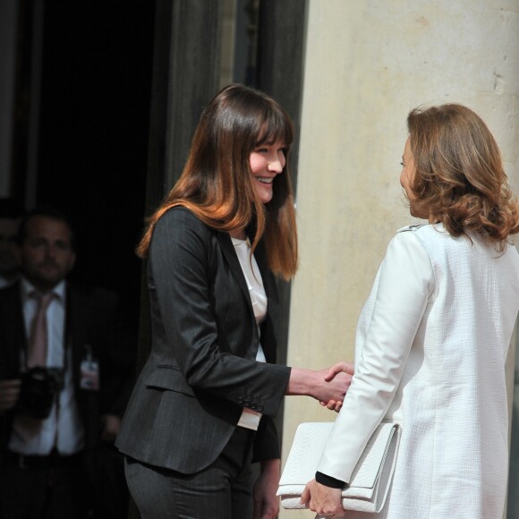 Carla Bruni et Valérie Trierweiler - Passation de pouvoir entre Nicolas Sarkozy et François Hollande sur le perron de l'Elysée, le 15 mai 2012. © Guillaume Gaffiot /Bestimage