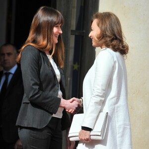 Carla Bruni et Valérie Trierweiler - Passation de pouvoir entre Nicolas Sarkozy et François Hollande sur le perron de l'Elysée, le 15 mai 2012. © Guillaume Gaffiot /Bestimage