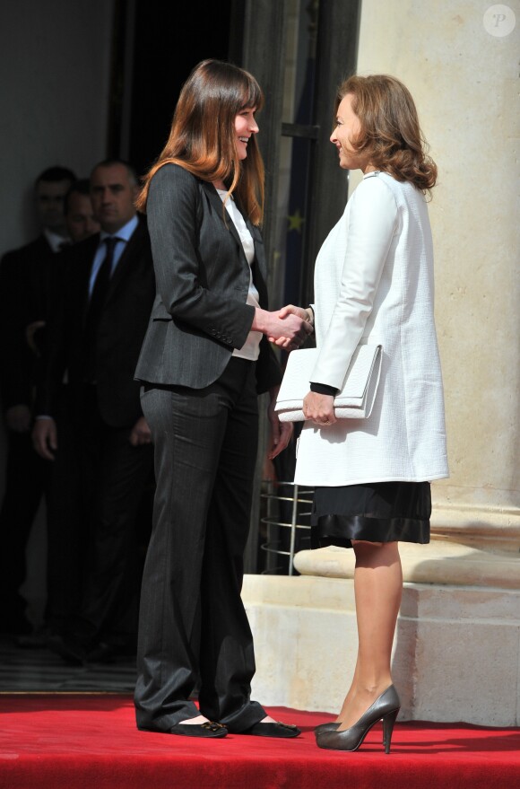 Carla Bruni et Valérie Trierweiler - Passation de pouvoir entre Nicolas Sarkozy et François Hollande sur le perron de l'Elysée, le 15 mai 2012. © Guillaume Gaffiot /Bestimage