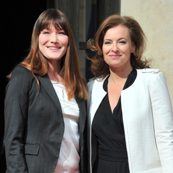 Carla Bruni et Valérie Trierweiler - Passation de pouvoir entre Nicolas Sarkozy et François Hollande sur le perron de l'Elysée, le 15 mai 2012. © Guillaume Gaffiot /Bestimage