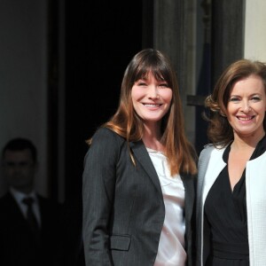 Carla Bruni et Valérie Trierweiler - Passation de pouvoir entre Nicolas Sarkozy et François Hollande sur le perron de l'Elysée, le 15 mai 2012. © Guillaume Gaffiot /Bestimage