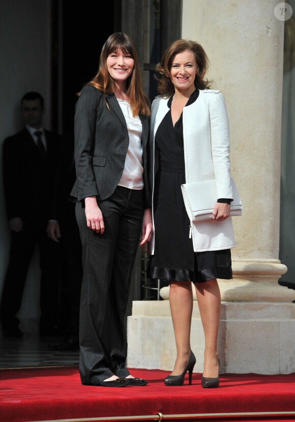 Carla Bruni et Valérie Trierweiler - Passation de pouvoir entre Nicolas Sarkozy et François Hollande sur le perron de l'Elysée, le 15 mai 2012. © Guillaume Gaffiot /Bestimage