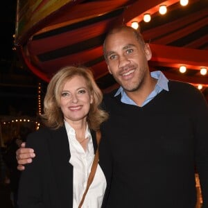 Valérie Trierweiler et son compagnon Romain Magellan - Le Secours Populaire fête Noêl pour 300 enfants au Musée des Arts Forains à Paris, le 5 décembre 2018. © Giancarlo Gorassini/Bestimage