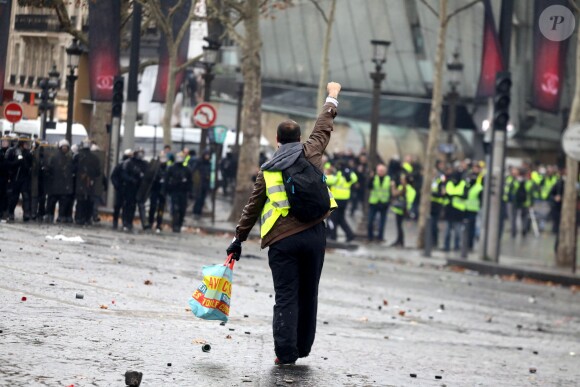 Manifestation du mouvement des "gilets jaunes" sur les Champs-Elysées à Paris, France, le 1erdécembre 2018. © Dominique Jacovides/Bestimage