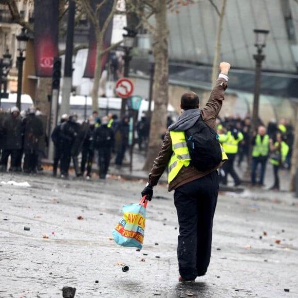 Manifestation du mouvement des "gilets jaunes" sur les Champs-Elysées à Paris, France, le 1erdécembre 2018. © Dominique Jacovides/Bestimage