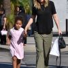 Ellen Pompeo fait du shopping avec sa fille Stella à Studio City, Californie, Etats-Unis, le 27 octobre 2018.