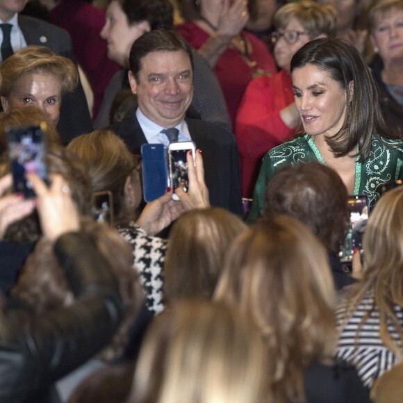 La reine Letizia d'Espagne (en robe Sandro Paris et escarpins Prada) au 2e congrès international "La voix des femmes du monde rural" à Madrid le 13 décembre 2018.