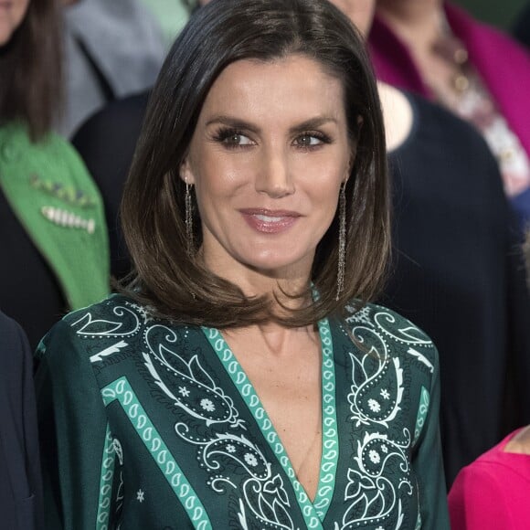 La reine Letizia d'Espagne (en robe Sandro Paris et escarpins Prada) au 2e congrès international "La voix des femmes du monde rural" à Madrid le 13 décembre 2018.