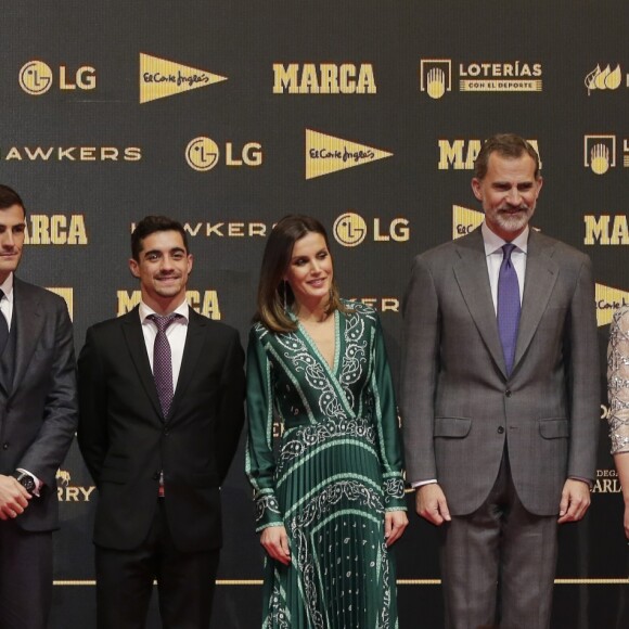 La reine Letizia d'Espagne (en robe Sandro Paris) participait avec le roi Felipe VI au 80e anniversaire du quotidien sportif Marca le 13 décembre 2018 à Madrid.
