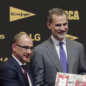 La reine Letizia d'Espagne (en robe Sandro Paris) participait avec le roi Felipe VI au 80e anniversaire du quotidien sportif Marca le 13 décembre 2018 à Madrid.