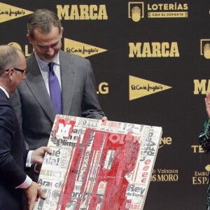 La reine Letizia d'Espagne (en robe Sandro Paris) participait avec le roi Felipe VI au 80e anniversaire du quotidien sportif Marca le 13 décembre 2018 à Madrid.
