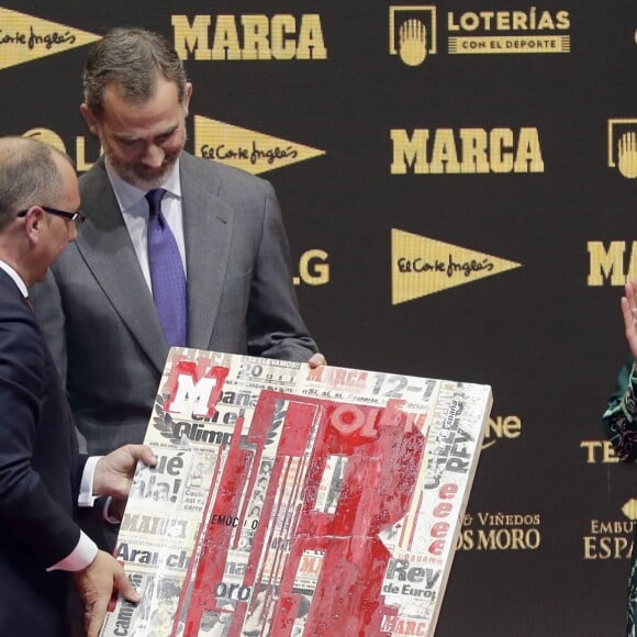 La reine Letizia d'Espagne (en robe Sandro Paris) participait avec le roi Felipe VI au 80e anniversaire du quotidien sportif Marca le 13 décembre 2018 à Madrid.