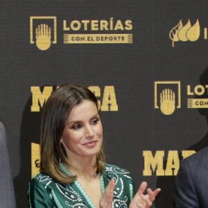 La reine Letizia d'Espagne (en robe Sandro Paris) participait avec le roi Felipe VI au 80e anniversaire du quotidien sportif Marca le 13 décembre 2018 à Madrid.