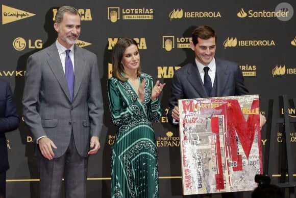 La reine Letizia d'Espagne (en robe Sandro Paris) participait avec le roi Felipe VI au 80e anniversaire du quotidien sportif Marca le 13 décembre 2018 à Madrid.