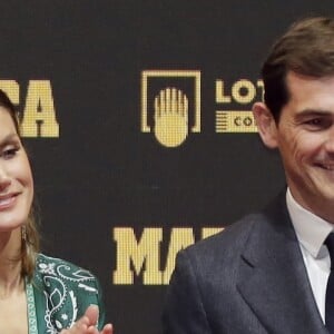 La reine Letizia d'Espagne (en robe Sandro Paris) participait avec le roi Felipe VI au 80e anniversaire du quotidien sportif Marca le 13 décembre 2018 à Madrid.