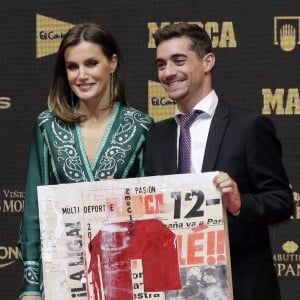 La reine Letizia d'Espagne (en robe Sandro Paris) participait avec le roi Felipe VI au 80e anniversaire du quotidien sportif Marca le 13 décembre 2018 à Madrid.