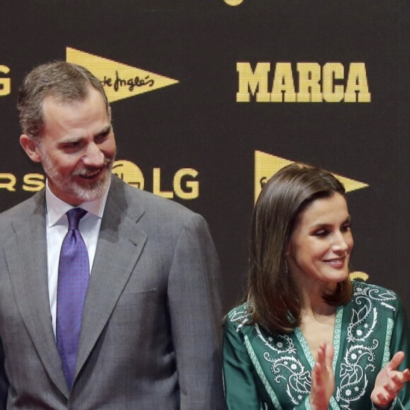 La reine Letizia d'Espagne (en robe Sandro Paris) participait avec le roi Felipe VI au 80e anniversaire du quotidien sportif Marca le 13 décembre 2018 à Madrid.