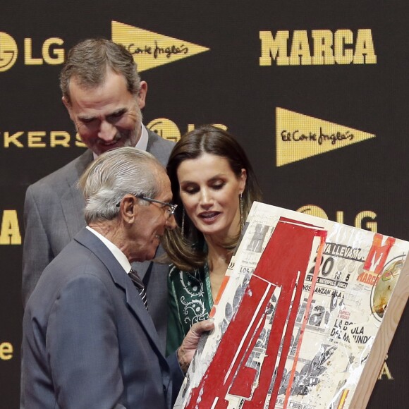 La reine Letizia d'Espagne (en robe Sandro Paris) participait avec le roi Felipe VI au 80e anniversaire du quotidien sportif Marca le 13 décembre 2018 à Madrid.