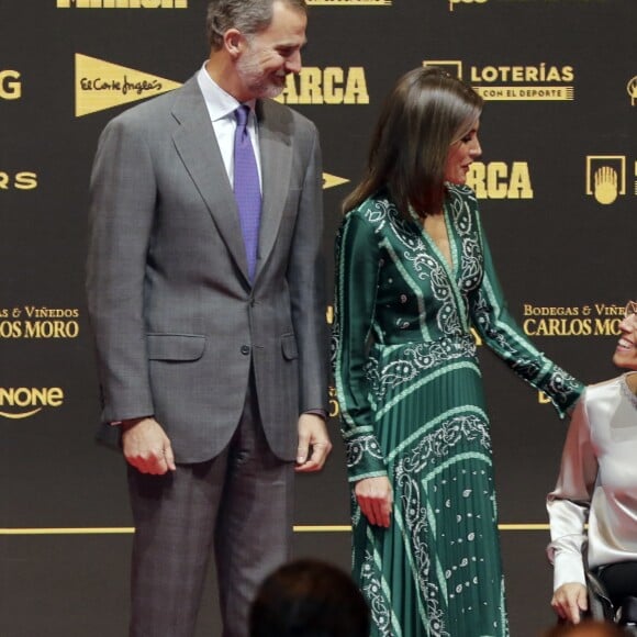 La reine Letizia d'Espagne (en robe Sandro Paris) participait avec le roi Felipe VI au 80e anniversaire du quotidien sportif Marca le 13 décembre 2018 à Madrid.
