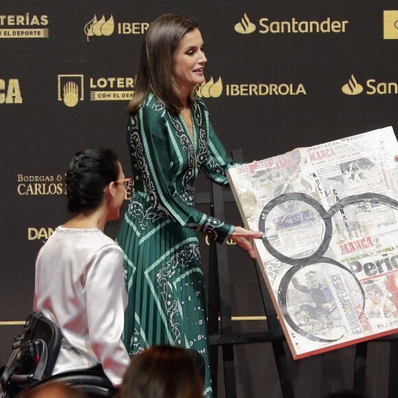 La reine Letizia d'Espagne (en robe Sandro Paris) participait avec le roi Felipe VI au 80e anniversaire du quotidien sportif Marca le 13 décembre 2018 à Madrid.