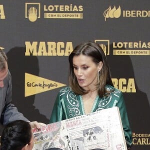 La reine Letizia d'Espagne (en robe Sandro Paris) participait avec le roi Felipe VI au 80e anniversaire du quotidien sportif Marca le 13 décembre 2018 à Madrid.