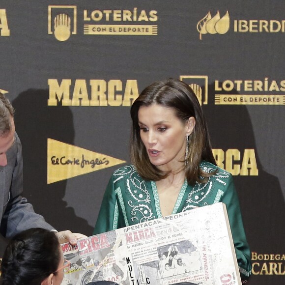 La reine Letizia d'Espagne (en robe Sandro Paris) participait avec le roi Felipe VI au 80e anniversaire du quotidien sportif Marca le 13 décembre 2018 à Madrid.