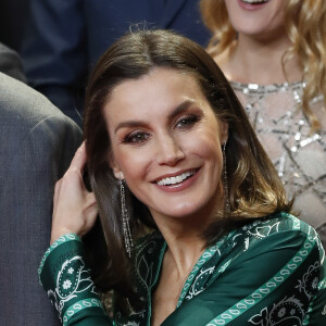 La reine Letizia d'Espagne (en robe Sandro Paris) participait avec le roi Felipe VI au 80e anniversaire du quotidien sportif Marca le 13 décembre 2018 à Madrid.