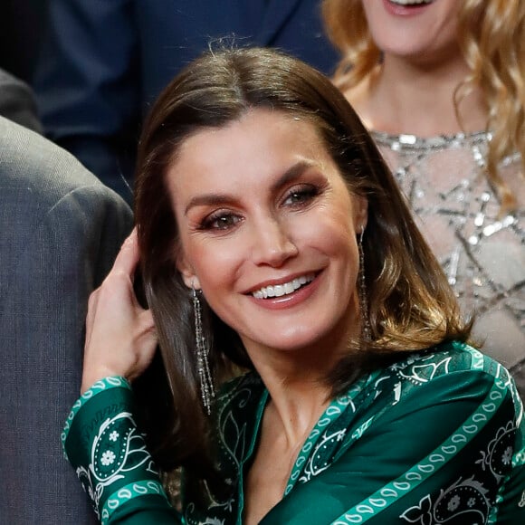 La reine Letizia d'Espagne (en robe Sandro Paris) participait avec le roi Felipe VI au 80e anniversaire du quotidien sportif Marca le 13 décembre 2018 à Madrid.