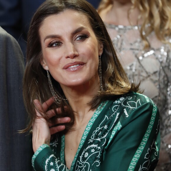 La reine Letizia d'Espagne (en robe Sandro Paris) participait avec le roi Felipe VI au 80e anniversaire du quotidien sportif Marca le 13 décembre 2018 à Madrid.