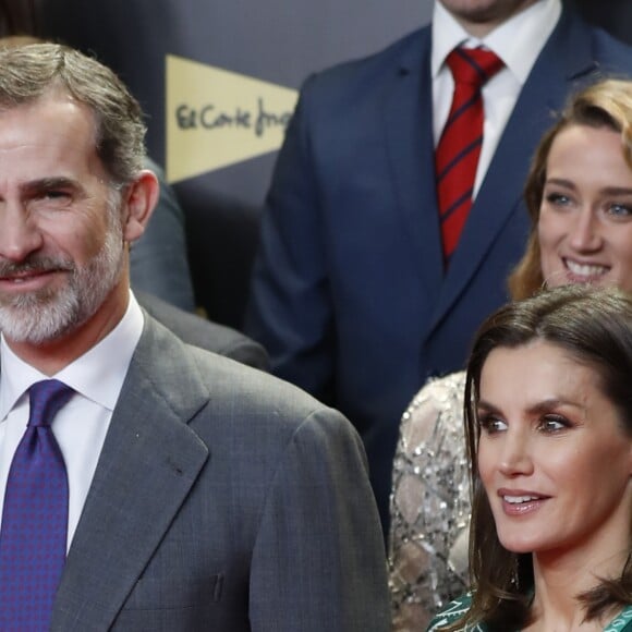 La reine Letizia d'Espagne (en robe Sandro Paris) participait avec le roi Felipe VI au 80e anniversaire du quotidien sportif Marca le 13 décembre 2018 à Madrid.