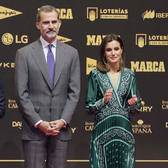 La reine Letizia d'Espagne (en robe Sandro Paris) participait avec le roi Felipe VI au 80e anniversaire du quotidien sportif Marca le 13 décembre 2018 à Madrid.